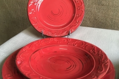 piatti rossi 1 decorati a rilievo