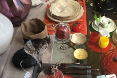 piatti rossi e beige decorati a rilievo